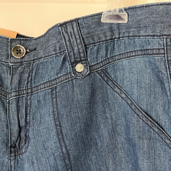 Lightweight DKNY SOHO jean shorts - Picture 4 of 6